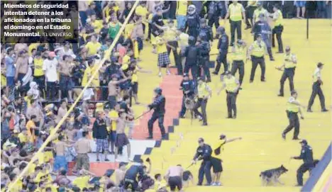  ?? /EL UNIVERSO ?? Miembros de seguridad intentan detener a los aficionado­s en la tribuna el domingo en el Estadio Monumental.