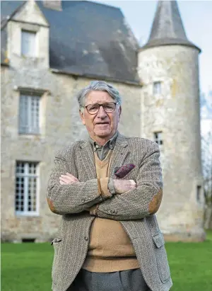  ?? | PHOTO : MATHIEU PATTIER, OUEST-FRANCE ?? Maurice de Kervénoaël devant le manoir du Vau de Quip à Allaire (Morbihan) qui fut celui de l’héroïne de son dernier livre.