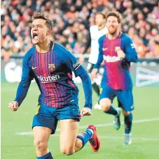  ??  ?? El brasileño Philippe Coutinho celebra su primer gol con la camisa de Barcelona, que va a disputar su quinta final al hilo de la Copa.