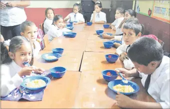  ??  ?? La falta del almuerzo escolar es uno de los motivos de deserción, según Sinadi (archivo).