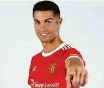  ?? Divulgação/manchester United ?? O português Cristiano Ronaldo posa com a camisa do Manchester United na sua volta ao clube inglês após 14 anos