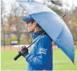  ?? FOTO: PANZRAM ?? Patrick Straub, Trainer des FC Leutkirch, schützte sich mit großem Regenschir­m.