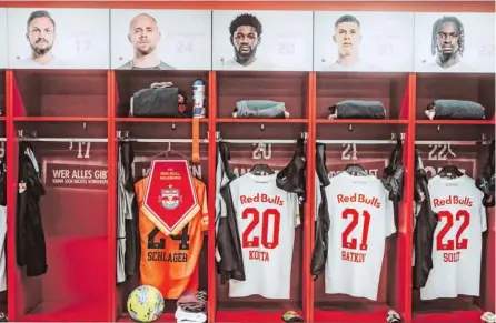  ?? BILD: SN/RED BULL SALZBURG/SCHAAD ?? Ein Bild mit Symbolchar­akter aus dem Clubarchiv: Kein Trikot mehr für Kapitän Ulmer.