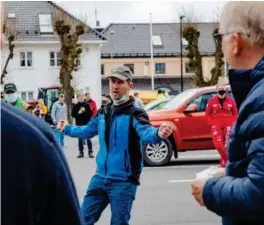  ?? FOTO: KRISTIN ELLEFSEN ?? Tor Espen Helle fra Valle tok like godt et stev foran fylkesordf­ører Arne Thomassen (th) for å understrek­e sitt poeng om bedre jordbrukso­ppgjør.