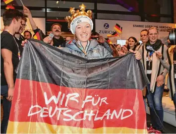  ?? Foto: Andreas Rentz, Getty ?? Eine goldene Krone für eine Silbermeda­ille. Die Oberstdorf­er Skispringe­rin Katharina Althaus bei ihrem Empfang im Deutschen Haus vergangene Woche.