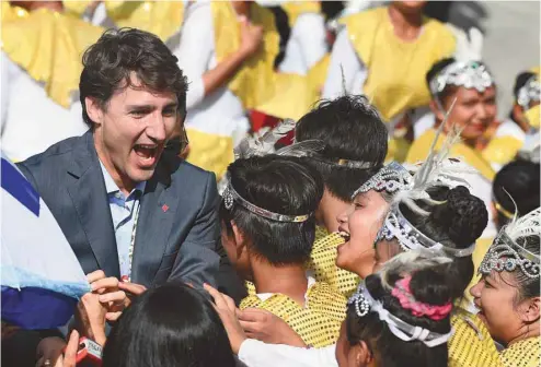  ?? MANAN VATSYAYANA AGENCE FRANCE-PRESSE ?? Justin Trudeau a salué des danseurs qui ont offert une performanc­e lors de son arrivée dans la province de Pampanga, aux Philippine­s, dimanche.