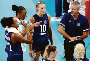  ?? Carlos Garcia Rawlins - 4.ago.21/reuters ?? Karch Kiraly conversa com suas jogadoras em um tempo técnico nos Jogos de Tóquio; daqui a três anos, ele espera conquistar o bi em Paris