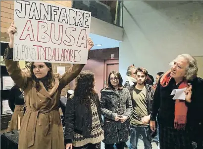  ?? PERE DURAN / NORD MEDIA ?? Un espectador mira a las jóvenes manifestan­tes contra Jan Fabre ayer tarde en el Teatre de Salt