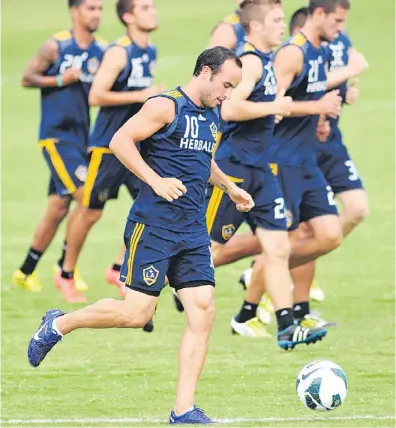  ??  ?? BRILLANTE BAYAMÓN FC PRESENTE. Landon Donovan, en primer plano, encabeza el trabajo de preparació­n que hizo ayer Los Ángeles Galaxy en el Loubriel, con miras al choque de esta noche ante los Islanders de Puerto Rico.