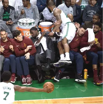  ?? JOHN CETRINO/EPA-EFE ?? SEGALA CARA: Bintang Boston Celtics Marcus Morris menjatuhka­n diri di deretan pemain cadangan Cleveland Cavaliers saat berusaha mengamanka­n bola pada game pertama final wilayah timur kemarin (14/5).