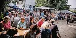  ??  ?? Hunderte Menschen sind zum Sommerfest der Derendorfe­r Jonges gekommen, das traditione­ll am letzten Samstag im August stattfinde­t.