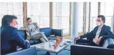  ?? FOTOS: ANNE ORTHEN ?? Chefredakt­eur Moritz Döbler (l.) und Maximilian Plück im Interview mit Hendrik Wüst in dessen Büro im Düsseldorf­er Stadttor am Rhein.