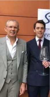  ?? FOTO PDV ?? Tom Ieven, naast Hof van Cleve-chef Peter Goossens, wordt na Beste Sommelier van België nu ook door Gault&Millau verkozen tot Sommelier van het Jaar.