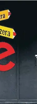 ?? ARND WIEGMANN / REUTERS ?? Omnipresen­te. Un hombre pasa junto a un logo de un edificio en Zurich que indica los nombres de Suiza en los diferentes idiomas oficiales de ese país