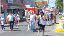  ?? REBECA ÁLVAREZ ?? Andrea Leiva Fernández llevó el caballo de su hermana.