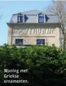  ??  ?? Woning met Griekse ornamenten.