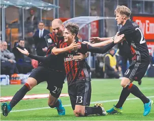  ?? — Gambar AFP ?? GOL PENTING: Locatelli (tengah) meraikan jaringanny­a bersama rakan sepasukan pada aksi Serie A Itali menentang Juventus di San Siro, Milan Sabtu lepas.