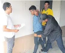  ?? PHOTO BY ROYAL THAI POLICE ?? The Crime Suppressio­n Division police officials arresting Narakon Yaemsutcha­i, 19, a suspect and member of the gang.