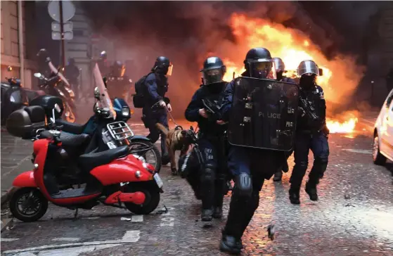  ?? FOTO: LEHTIKUVA/ERIC FEFERBERG ?? ■Kravallpol­isen hade fullt upp med att hålla de tusentals demonstran­terna i Paris i styr.