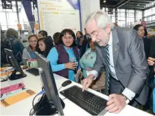  ??  ?? El rector de la UNAM, Enrique Graue, convivió con alumnos durante la Exposición de Orientació­n Vocacional “Al encuentro del Mañana”.