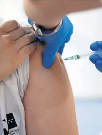  ?? REUTERS ?? Un sanitario recibe la vacuna de Pfizer-BioNTech en Madrid.