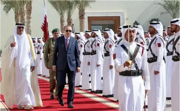  ??  ?? Photo ci-dessus : Le 15 novembre 2017, le président turc, Recep Tayyip Erdogan, est reçu à Doha par l’émir du Qatar, Tamim ben Hamad Al-Thani. Lors de cette visite, la Turquie a réaffirmé son soutien militaire au Qatar, pays dans lequel elle dispose depuis 2016 d’une base militaire permanente qui devrait accueillir à terme 3000 soldats. (© AFP/Yasin Bulbul/Turkish Presidenti­al Press)