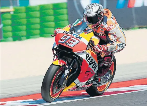  ?? FOTO: EFE ?? Marc Márquez buscando los límites desde el viernes en Misano Sufrió una caída de la que se hizo responsabl­e que eleva su palmarés a un récord de 18