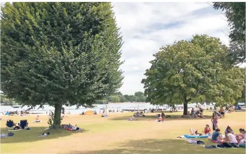  ?? RP-FOTOS (6): BRIGITTE PAVETIC ?? Am Südstrand am Unterbache­r See kommt schnell Urlaubsfee­ling auf. Wer Schatten will, findet ihn unter den Bäumen.