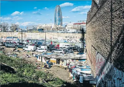  ?? XAVIER CERVERA ?? Este asentamien­to, delante del Auditori de Barcelona y con vistas a la torre Agbar, ha crecido