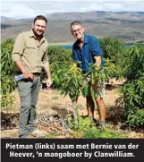  ?? ?? Pietman (links) saam met Bernie van der Heever, ’n mangoboer by Clanwillia­m.