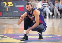  ??  ?? Nikola Mirotic se ata los cordones de una zapatilla en un partido.