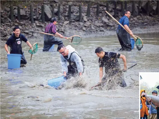  ?? ?? Left: Visitors dig through the sludge for fish during the Dried Bog Festival.