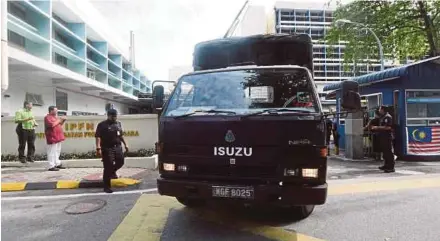  ?? BERNAMA PIC ?? A police truck bringing the bodies of the victims of the fire at the Darul Quran Ittifaqiya­h Tahfiz school, to the National Institute of Forensic Medicine in Kuala Lumpur yesterday.