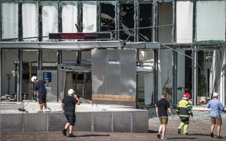 ?? FOTO: HENNING HJORTH ?? Skattestyr­elsens kontorbygn­ing på Østbanegad­e på Østerbro fik smadret facaden og vinduerne, da bomben sprang.