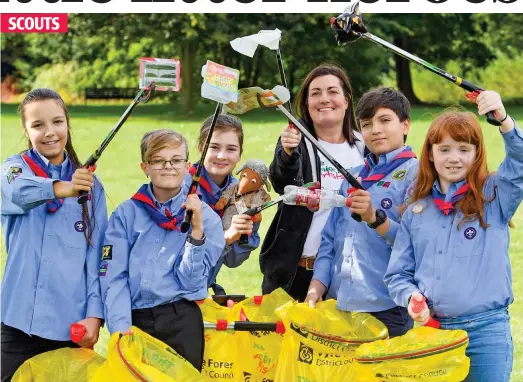  ??  ?? SCOUTS
Doing their best: Scout leader Karen Blanchfiel­d with her team on one of 15 litter picking sessions in Worcesters­hire