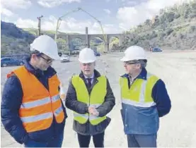  ?? JUNTA DE EXTREMADUR­A ?? El consejero Manuel Martín Castizo, en el centro, en las obras del puente.