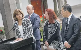  ?? HAMILTON LÓPEZ / EXPRESO ?? Ministros. Carlos Villegas y Ángela Holguín, de Colombia junto a Fernanda Espinosa y Patricio Zambrano, ayer.