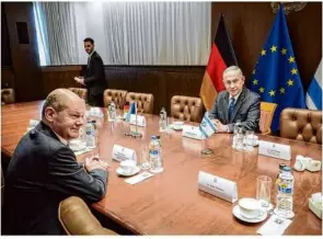  ?? Foto: Kay Nietfeld/dpa ?? Bundeskanz­ler Olaf Scholz im Gespräch mit Israels Ministerpr­äsident Benjamin Netanjahu.
