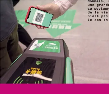  ??  ?? Page précédente˜: Un client utilise son téléphone pour accéder à un supermarch­é libre-service de JD.com. Ci-contre˜: On peut payer un passage dans le métro de Shenzhen avec l’applicatio­n WeChat.