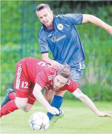  ?? FOTO: JOSEF KOPF ?? Kapitän Simon Wetzel (vorne, gegen Schwäbisch Halls Visar Mustafa) und der FC Wangen stehen in der Verbandsli­ga vor einem schweren Heimspiel.