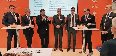  ?? FOTO: WFG ?? Auf der Bühne von Standort Niederrhei­n von links: Ulrich Francken, Jürgen Steinmetz, Frank Meyer, Antoin Scholten, Sascha Terörde, Moderator Axel Tillmanns und Joachim Rasch.