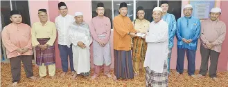  ??  ?? Sapawi intongan di Kamarlin om Hafez papatahak do tusin zakat Fakir Mosikin ih linansanan di KK Dikin Busman id Masjid Kg Lukut Beaufort. Gambar wanan, Sapawi om hafez ontok minoi id walai AJK Koonduan Sipitang Saumah Musah id Kg. Kebajang, Beaufort ih...