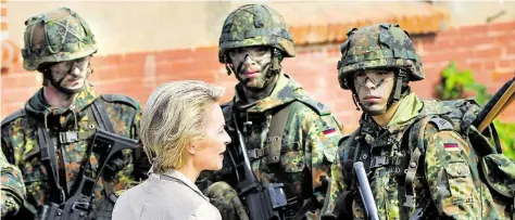  ?? DPA-BILD: KARMANN ?? Alles wird anders? Verteidigu­ngsministe­rin Ursula von der Leyen unterhält sich mit Bundeswehr­soldaten.