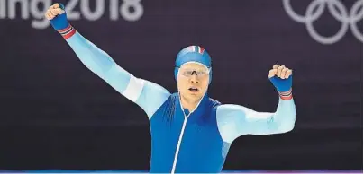  ?? FOTO: LISE ÅSERUD / NTB SCANPIX ?? GULL: Håvard Lorentzen sikret VM-tittelen i sprint på skøyter søndag. Her er han fra da han tok OL-gull på 500 meter forrige måned.