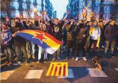  ?? Bloomberg ?? ■ The Catalan separatist flag, known as ‘La Estelada’, lies on the ground as protesters shout slogans.