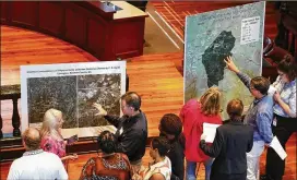  ?? CURTIS COMPTON / CCOMPTON@AJC.COM ?? Local residents look over maps of the estimated total cancer risk and modeled concentrat­ions of ethylene oxide at the Becton Dickinson plant during the EPA/EPD presentati­on last month in Covington.