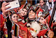  ??  ?? Le président Evo Morales fait des selfies au carnaval d’Oruro, le plus important événement culturel annuel de Bolivie, inscrit en 2008 à l’Unesco.