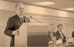  ?? Foto: notimex ?? Pedro Joaquín Coldwell, titular de la Sener, en la entrega de contratos a los ganadores de la segunda subasta eléctrica.