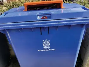  ??  ?? SCHEME: A large city council recycling bin available at some apartment blocks and flats.