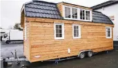  ??  ?? Der Prototyp der Kölner Tiny House Manufaktur passt auf einen Hänger.